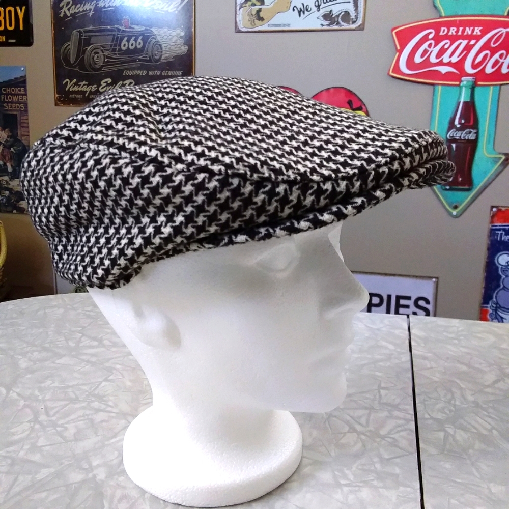 Vintage style flat cap in black and grey houndstooth unisex